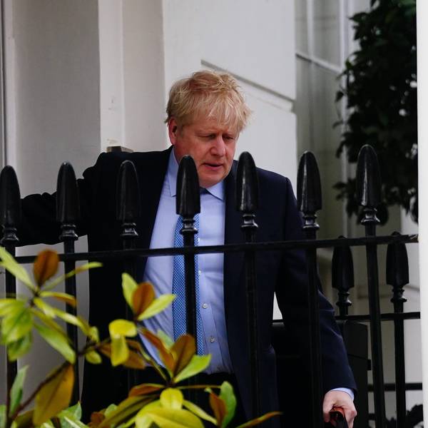 Der ehemalige britische Premierminister Boris Johnson verlässt sein Haus in London.