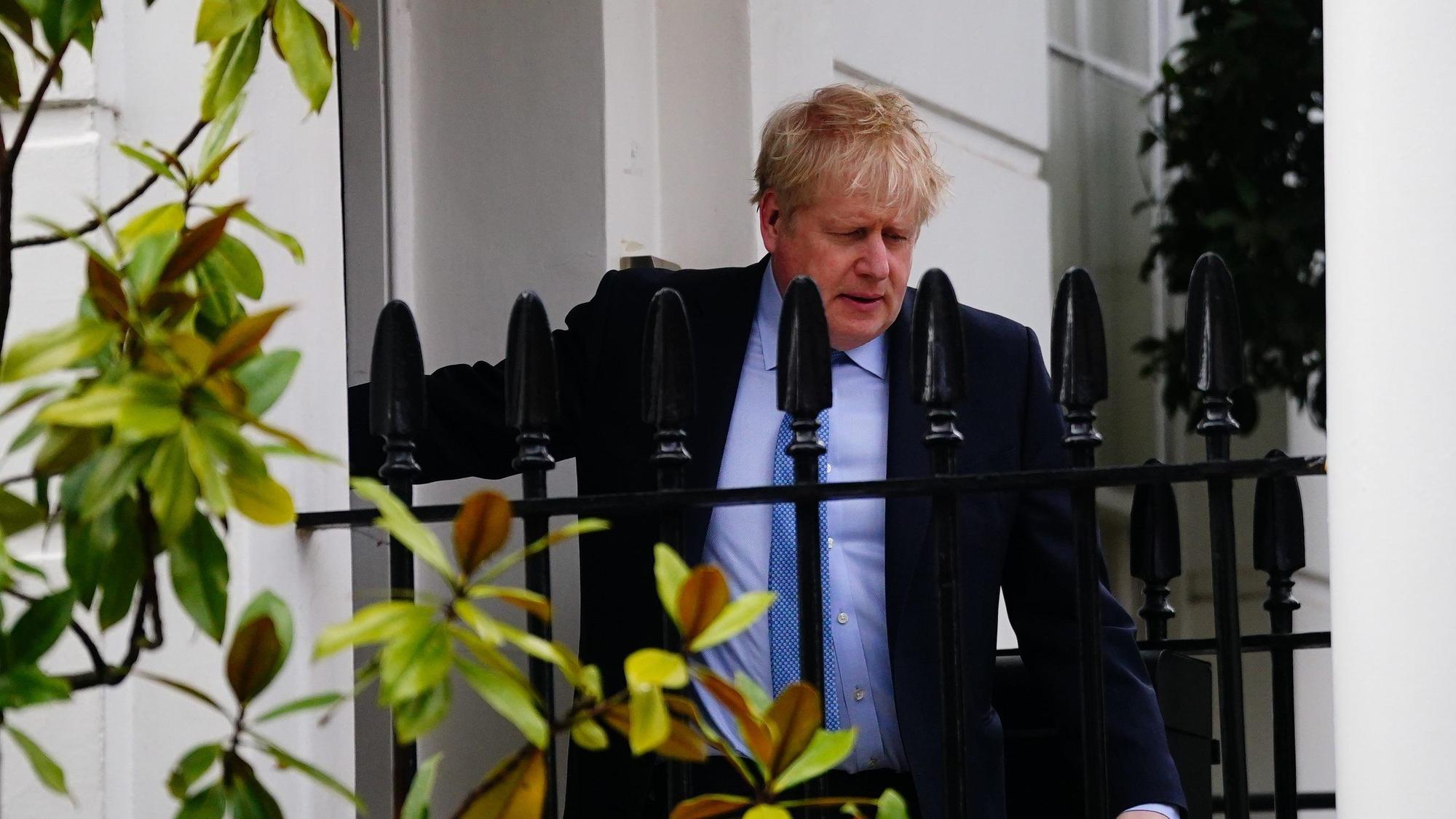 Der ehemalige britische Premierminister Boris Johnson verlässt sein Haus in London.