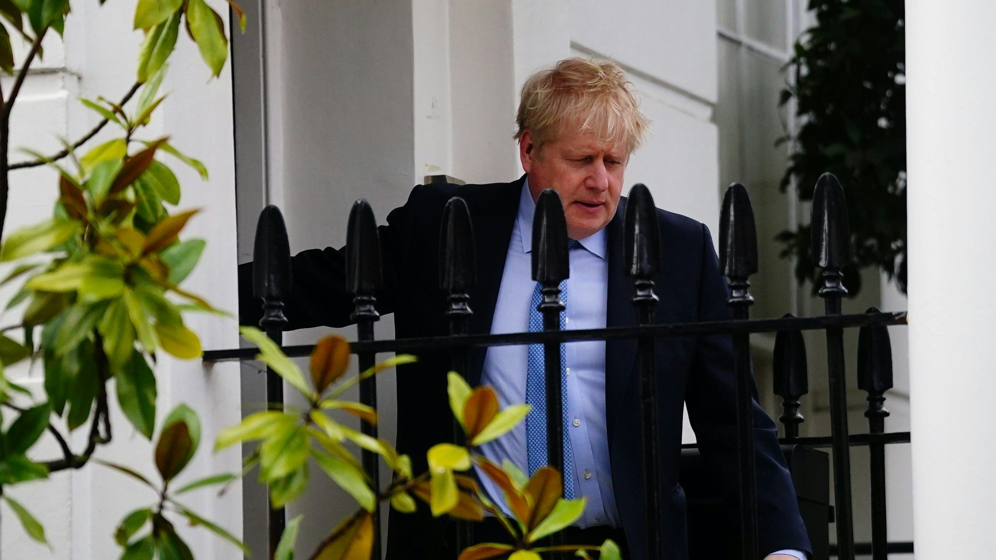 Der ehemalige britische Premierminister Boris Johnson verlässt sein Haus in London.