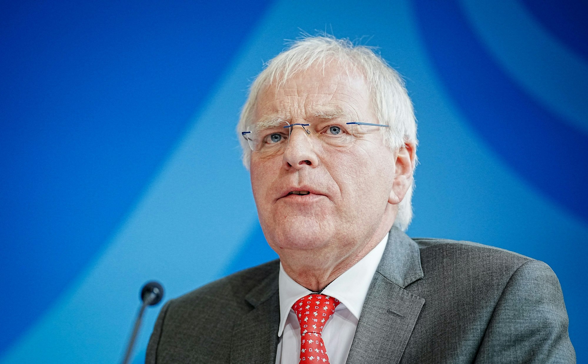 Reinhard Sager, Präsident des Deutschen Landkreistages, gibt nach dem Flüchtlingsgipfel mit Vertretern der Innenministerkonferenz und der kommunalen Spitzenverbände im Innenministerium eine Pressekonferenz.