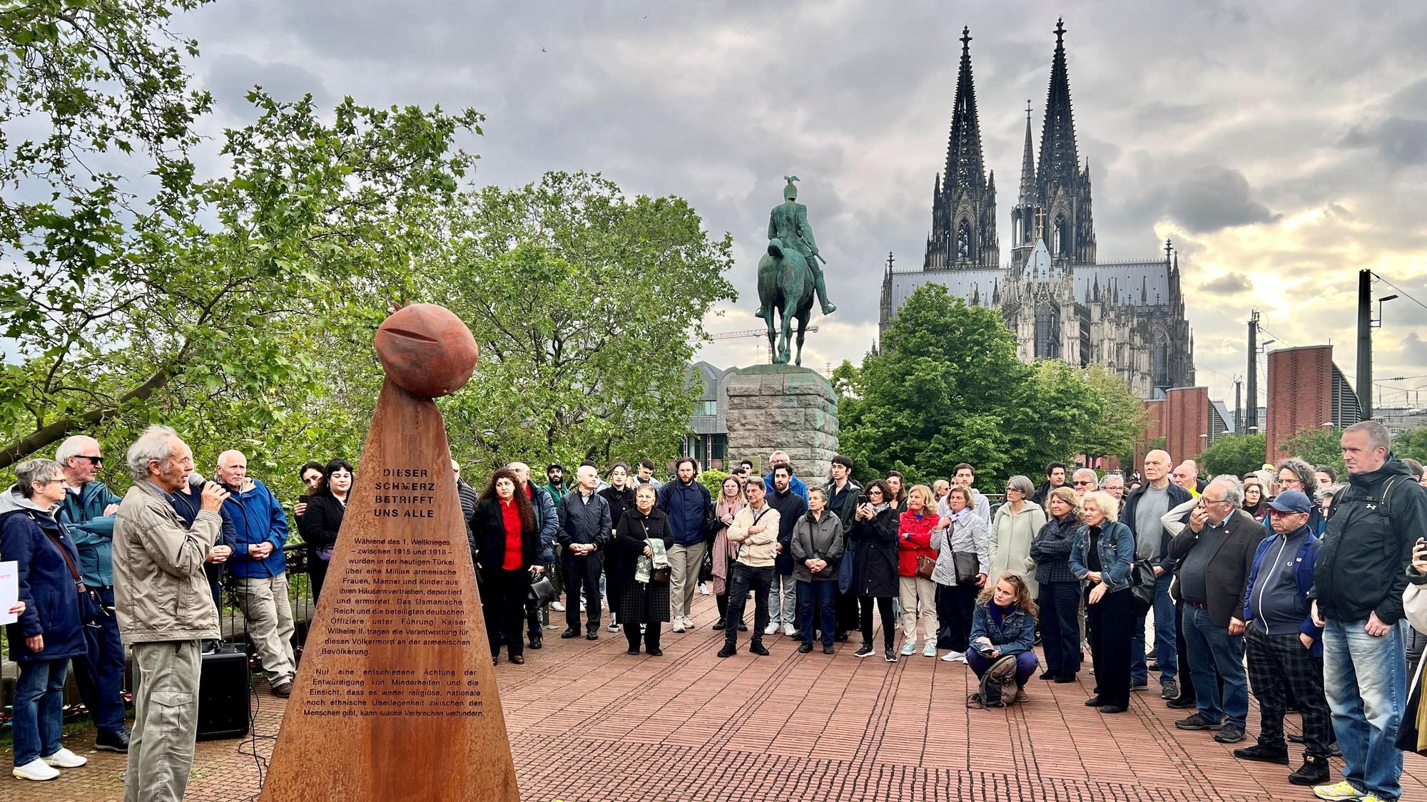 Stele an der Hohenzollernbrücke, die an den Genozid an Armeniern während des Osmanischen Reichs erinnert, im Hintergrund der Kölner Dom
