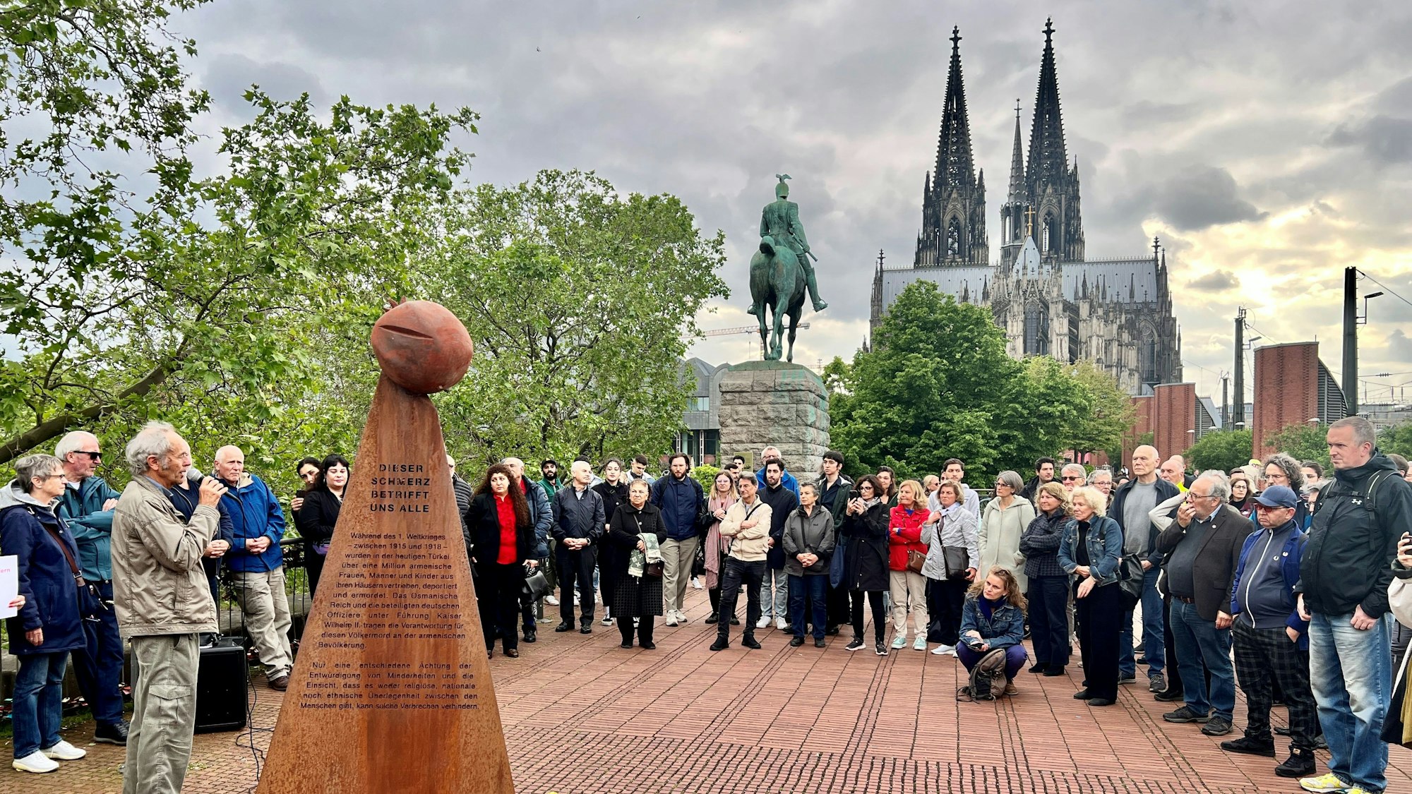 Stele an der Hohenzollernbrücke, die an den Genozid an Armeniern während des Osmanischen Reichs erinnert, im Hintergrund der Kölner Dom