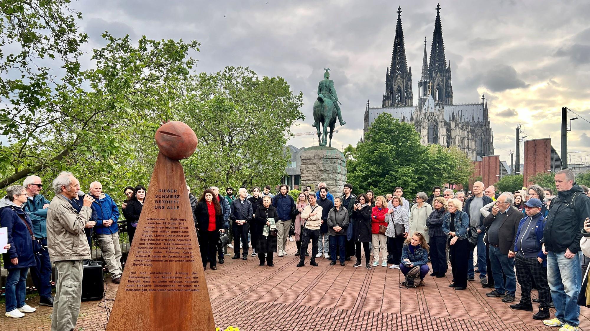 Mahnmal, um das Menschen stehen