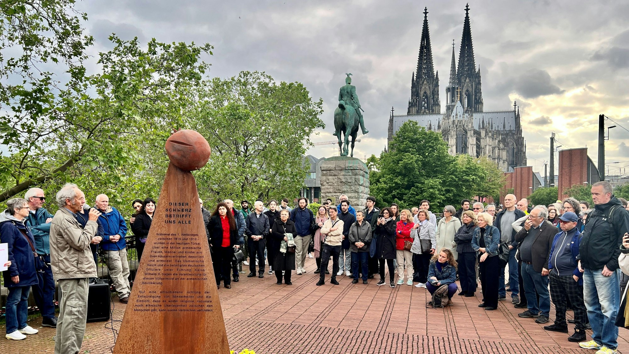 Mahnmal, um das Menschen stehen