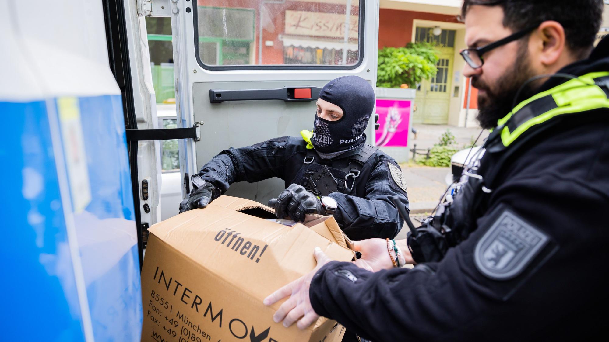 24.05.2023, Berlin: Polizisten laden bei einer Hausdurchsuchung in Berlin-Kreuzberg einen Karton in ein Fahrzeug. Polizei und Staatsanwaltschaft haben im Zuge eines Ermittlungsverfahrens zu Mitgliedern der „Letzten Generation“ 15 Objekte in sieben Bundesländern durchsucht.
Bei ihren Durchsuchungen nahm die Polizei mögliches Beweismaterial mit.