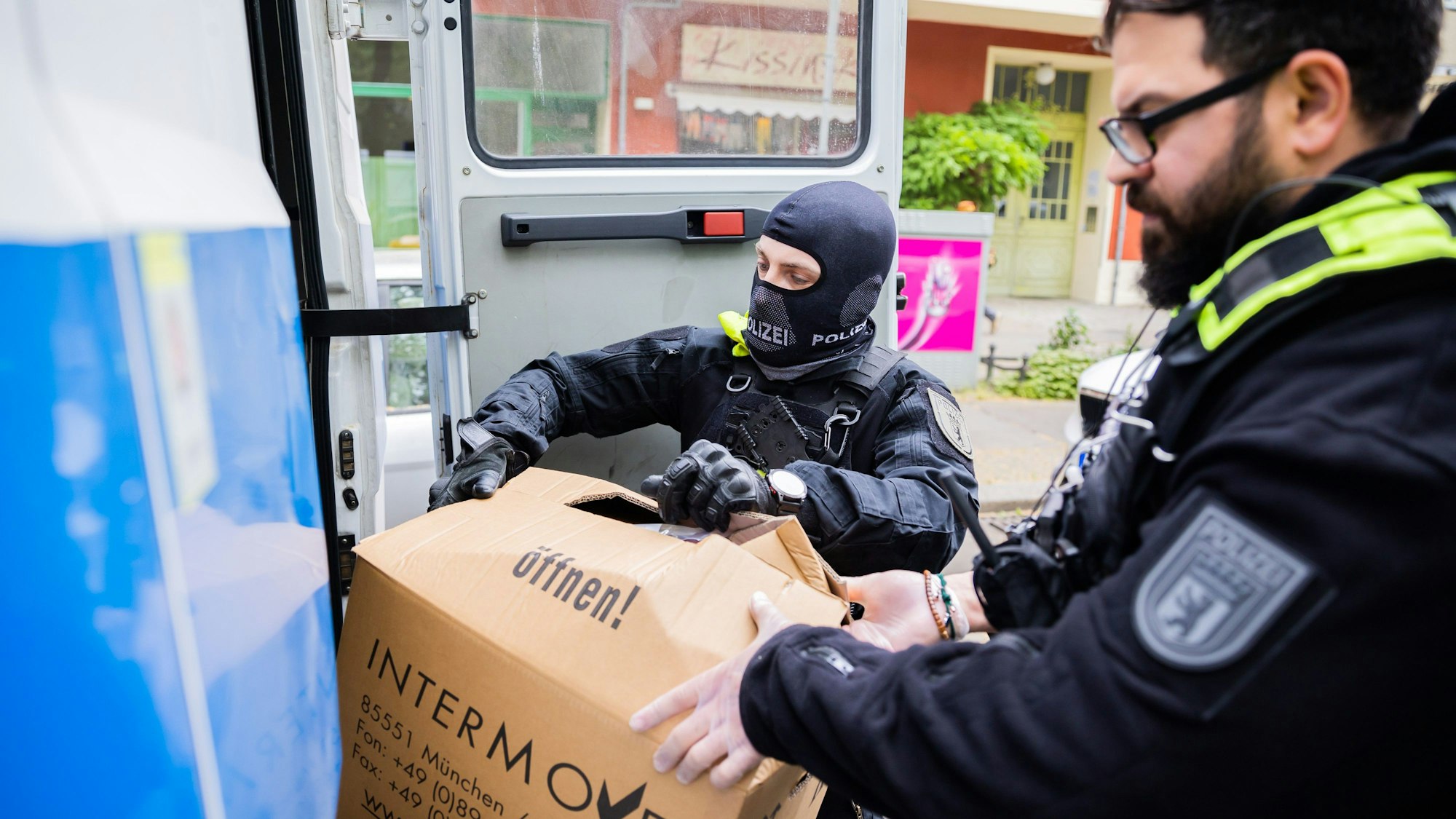 24.05.2023, Berlin: Polizisten laden bei einer Hausdurchsuchung in Berlin-Kreuzberg einen Karton in ein Fahrzeug. Polizei und Staatsanwaltschaft haben im Zuge eines Ermittlungsverfahrens zu Mitgliedern der „Letzten Generation“ 15 Objekte in sieben Bundesländern durchsucht.
Bei ihren Durchsuchungen nahm die Polizei mögliches Beweismaterial mit.