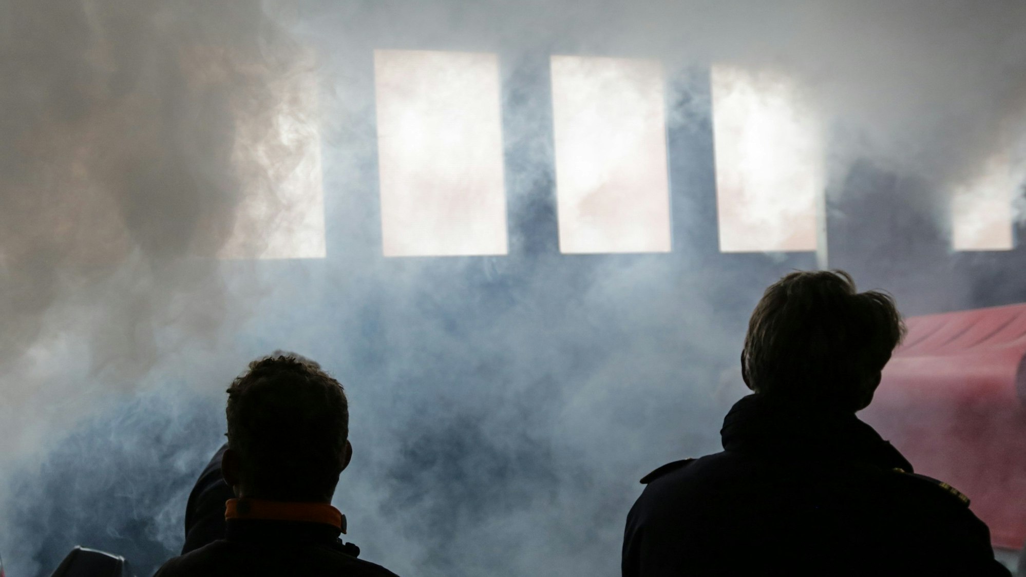 Beamte der Bundespolizei simulieren mit einer Nebelmaschine einen Einsatz (Archivfoto).