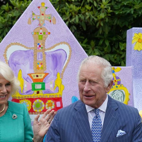 Der britische König Charles III. und Königin Camilla nehmen während ihres zweitägigen Besuchs in Nordirland auf einer Bank Platz, die von Schülern der Blythefield Primary School in Belfast entworfen wurde.