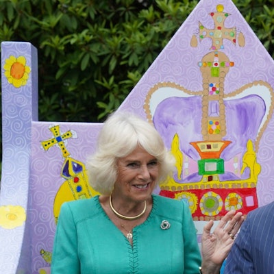 Der britische König Charles III. und Königin Camilla nehmen während ihres zweitägigen Besuchs in Nordirland auf einer Bank Platz, die von Schülern der Blythefield Primary School in Belfast entworfen wurde.