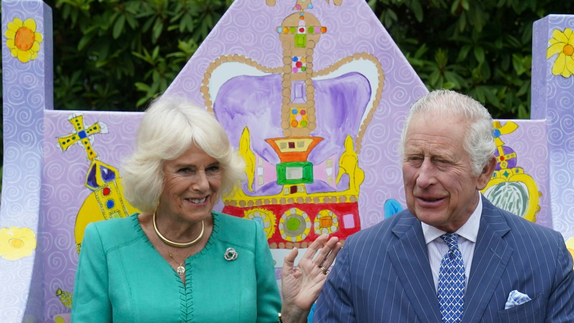 Der britische König Charles III. und Königin Camilla nehmen während ihres zweitägigen Besuchs in Nordirland auf einer Bank Platz, die von Schülern der Blythefield Primary School in Belfast entworfen wurde.
