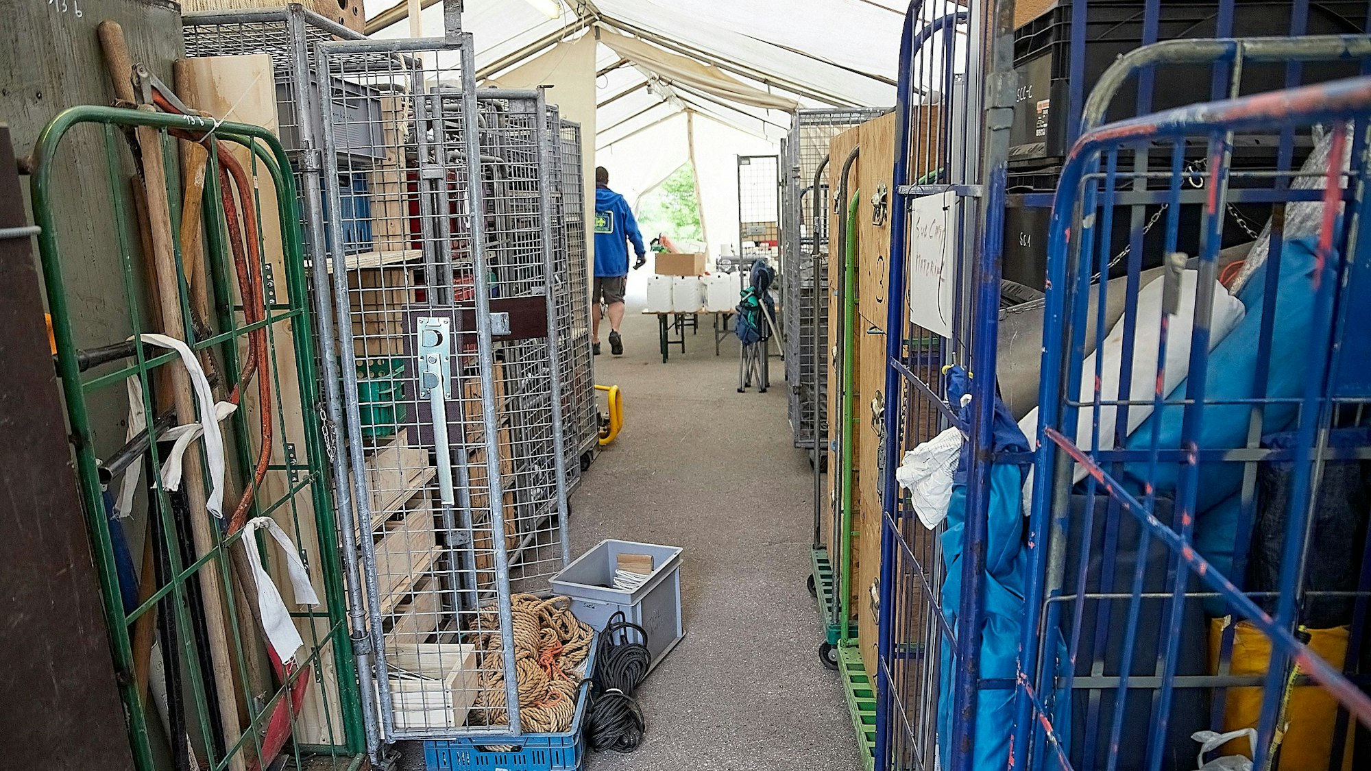 Das Bild ist in dem Zelt aufgenommen worden, in dem in Gitterboxen das Material für das Pfadfindercamp gelagert ist.