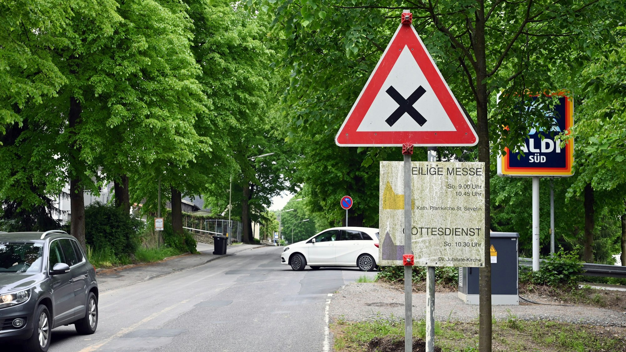 Bild einer Straße in einer Tempo 30 Zone mit fahrenden Autos