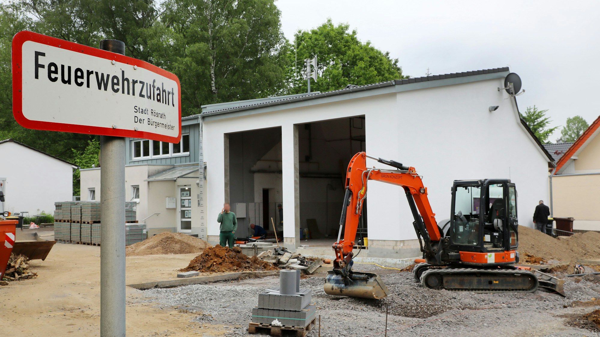 Es sind die Bauarbeiten an der Fahrzeughalle zu sehen.