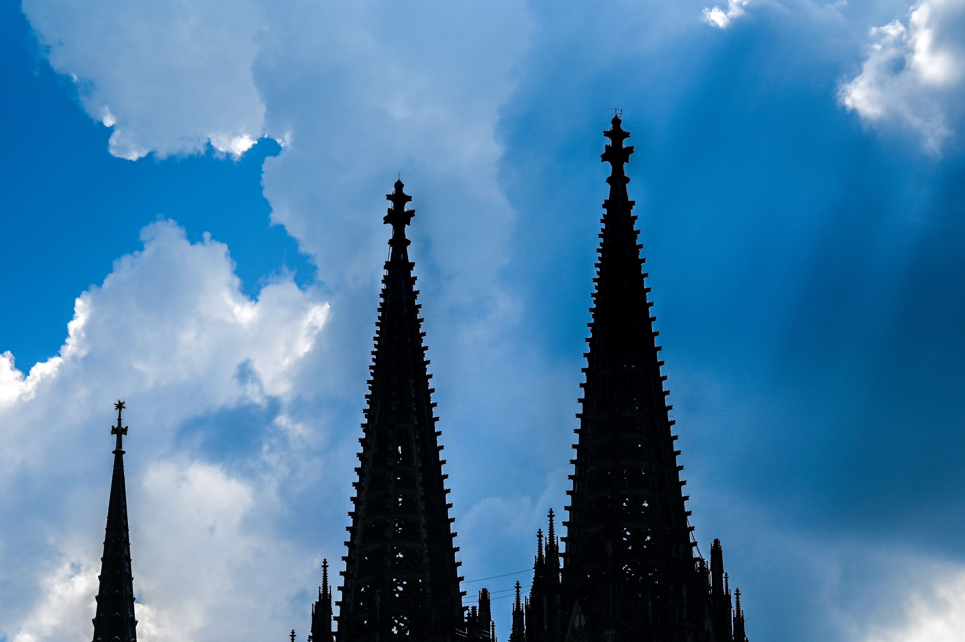 Gewitterwolken ziehen über dem Dom auf. Archivbild)