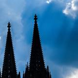 Gewitterwolken ziehen über dem Dom auf. Archivbild)