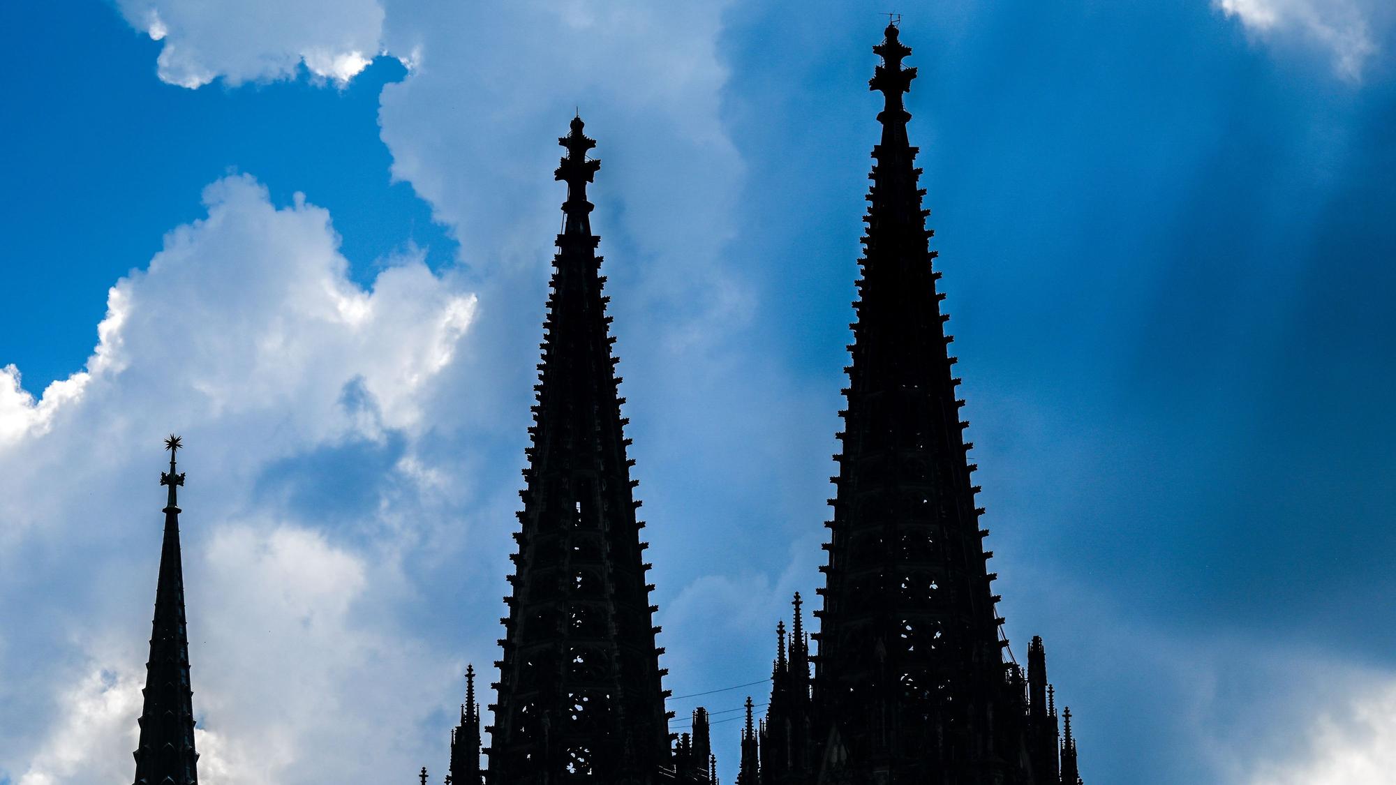 Gewitterwolken ziehen über dem Dom auf. (Archivbild)