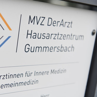 Das Türschild des Hausarztzentrums Gummersbach.