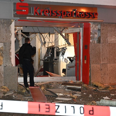 Auf dem Marktplatz lagen weitverbreitet Glassplitter und Trümmer.
