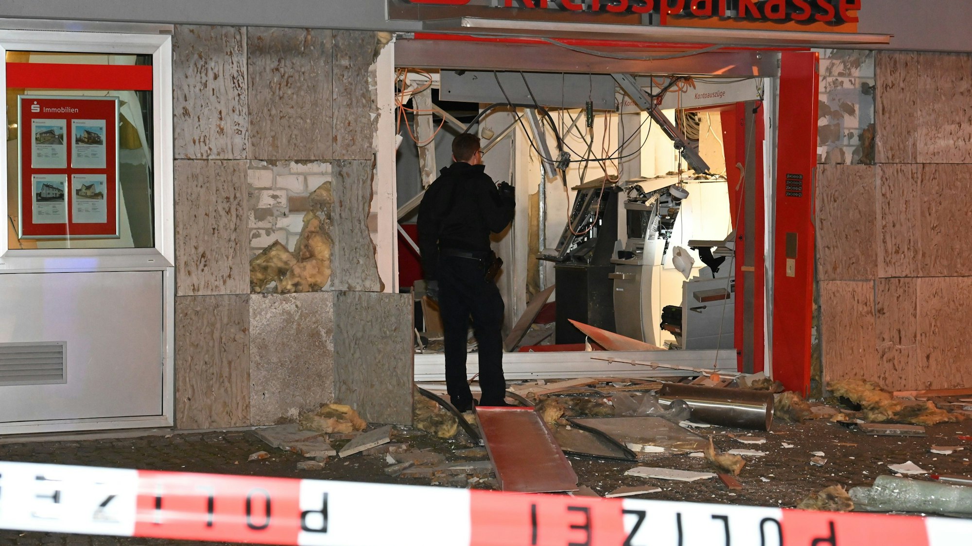 Auf dem Marktplatz lagen weitverbreitet Glassplitter und Trümmer.
