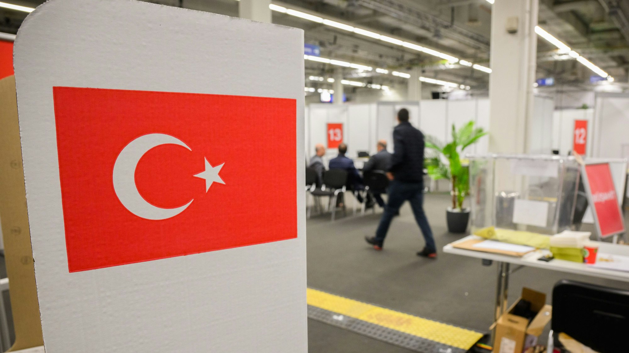 Ein Wahlkabine mit einer Flagge steht in einem Wahllokal für die türkische Präsidentschaftswahl in der Messe Hannover.