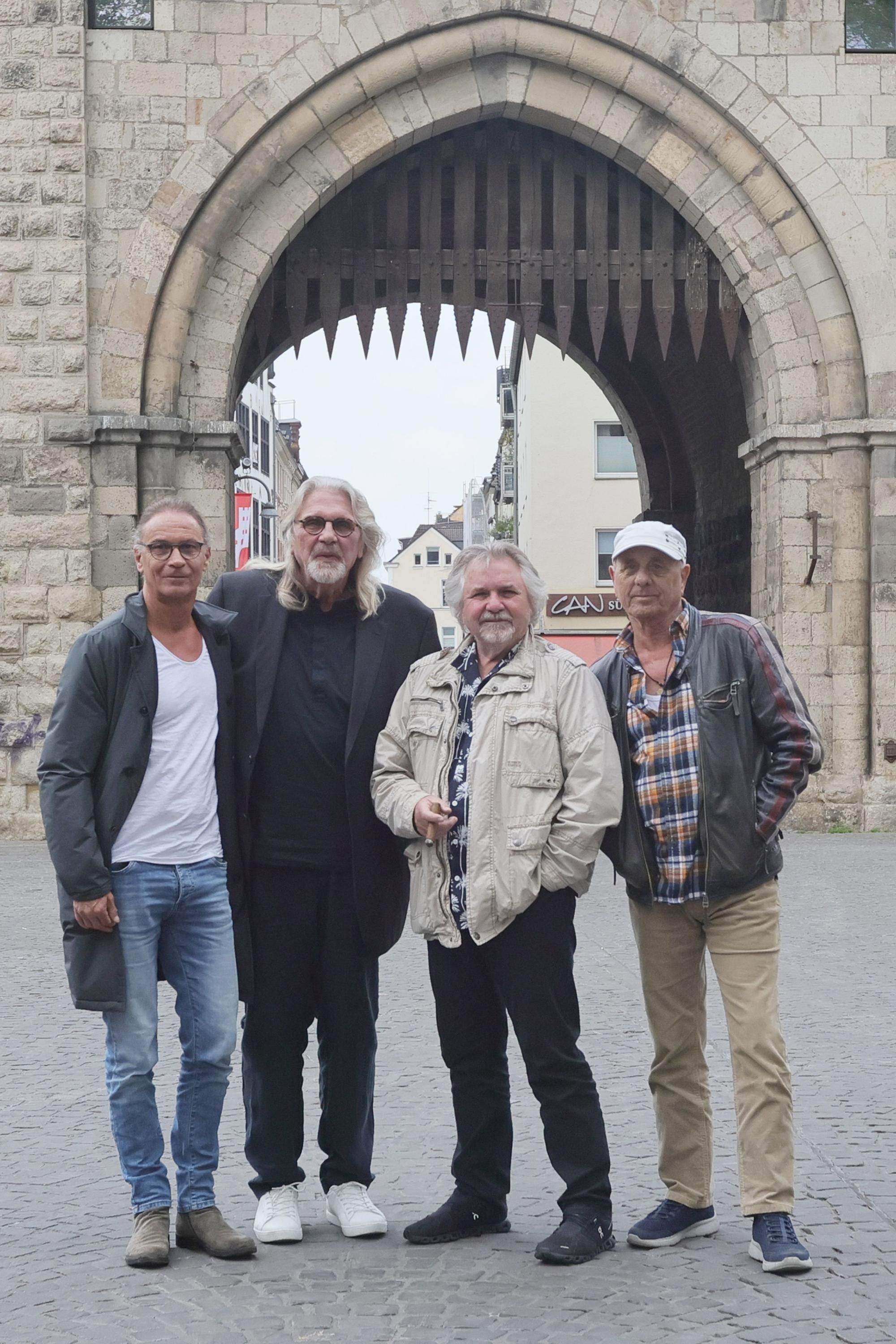 Peter Brings, Jürgen Fritz, Tommy Engel, Erry Stoklosa stehen vor der Severinstorburg in der Kölner Südstadt.