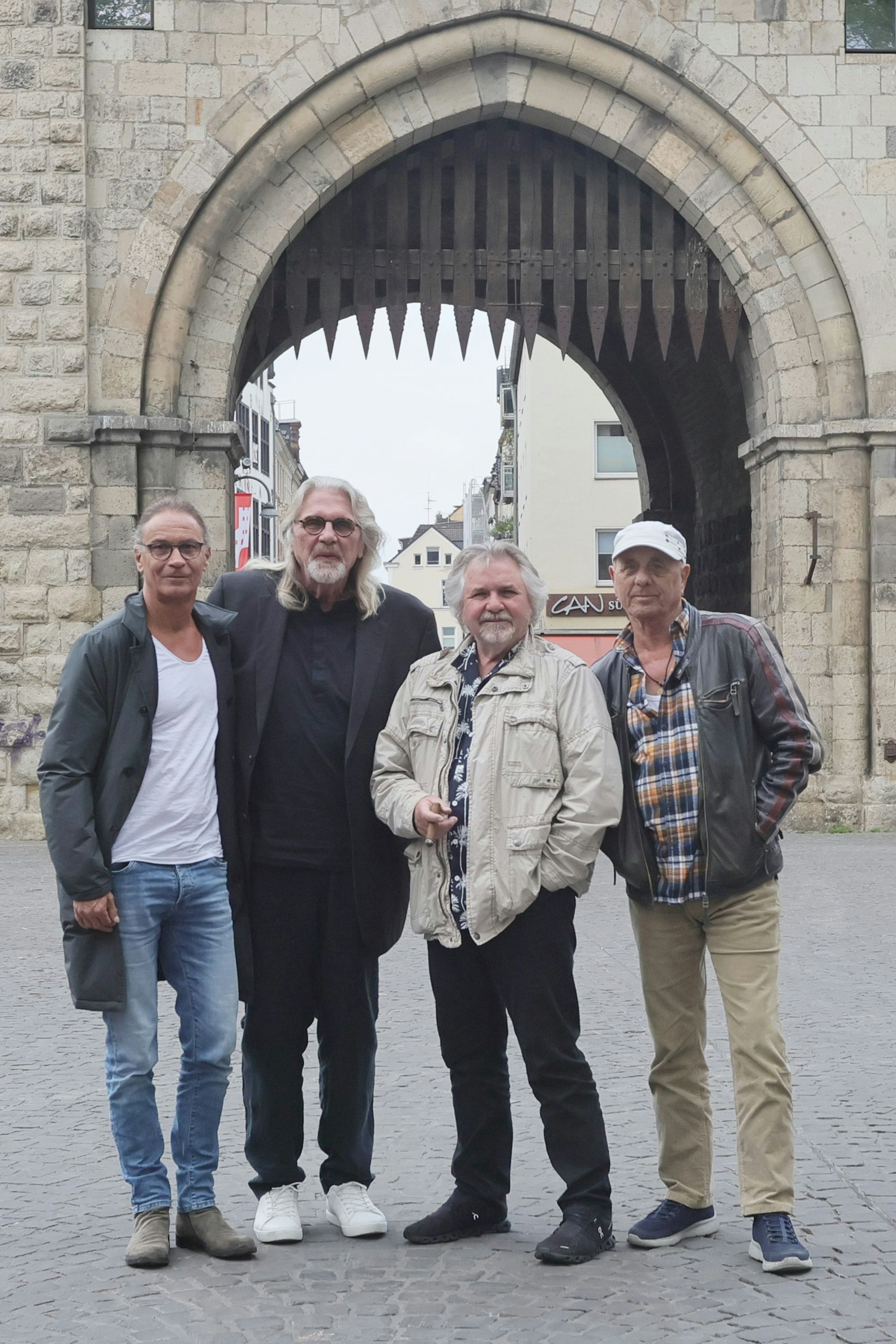 Peter Brings, Jürgen Fritz, Tommy Engel, Erry Stoklosa stehen vor der Severinstorburg in der Kölner Südstadt.