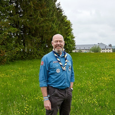Auf dem Bild ist Michael Teubner auf einer Wiese zu sehen. Dort wird das Pfadfinder-Camp aufgebaut.