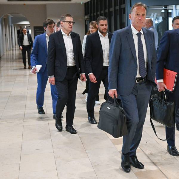 Geschäftsführer von Borussia Dortmund und DFL-Aufsichtsratsvorsitzender, Oliver Leki (r), Finanzvorstand vom SC Freiburg und einer der beiden Geschäftsführer der DFL GmbH, und Jan-Christian Dreesen (2.v.l.) sind auf dem Weg in die DFL-Mitgliederversammlung am Frankfurter Flughafen.