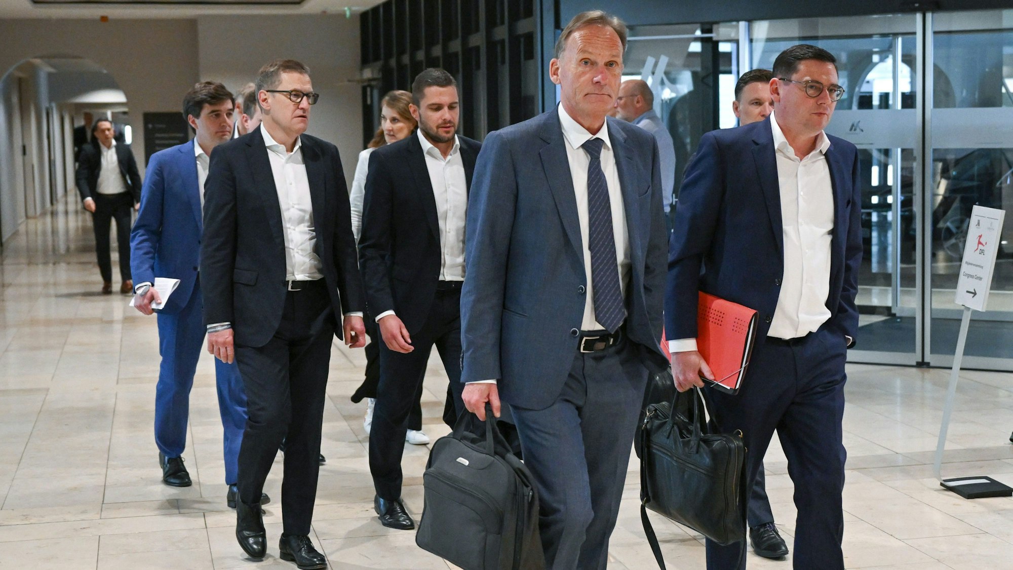 Geschäftsführer von Borussia Dortmund und DFL-Aufsichtsratsvorsitzender, Oliver Leki (r), Finanzvorstand vom SC Freiburg und einer der beiden Geschäftsführer der DFL GmbH, und Jan-Christian Dreesen (2.v.l.) sind auf dem Weg in die DFL-Mitgliederversammlung am Frankfurter Flughafen.