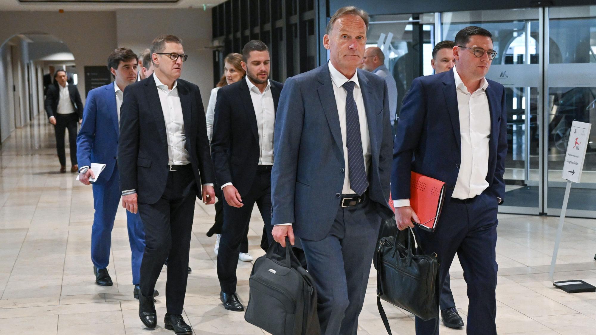 Geschäftsführer von Borussia Dortmund und DFL-Aufsichtsratsvorsitzender, Oliver Leki (r), Finanzvorstand vom SC Freiburg und einer der beiden Geschäftsführer der DFL GmbH, und Jan-Christian Dreesen (2.v.l.) sind auf dem Weg in die DFL-Mitgliederversammlung am Frankfurter Flughafen.