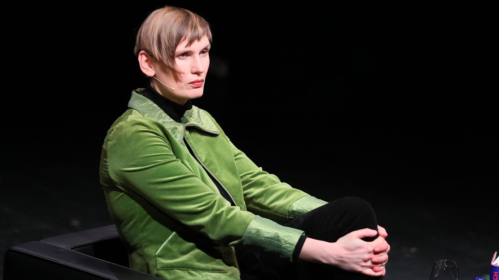 Buchpreis-Gewinner*in Kim de L'Horizon zu Gast im Schauspiel Köln bei Eva von Redecker, 11.01.2023, Bild: Herbert Bucco