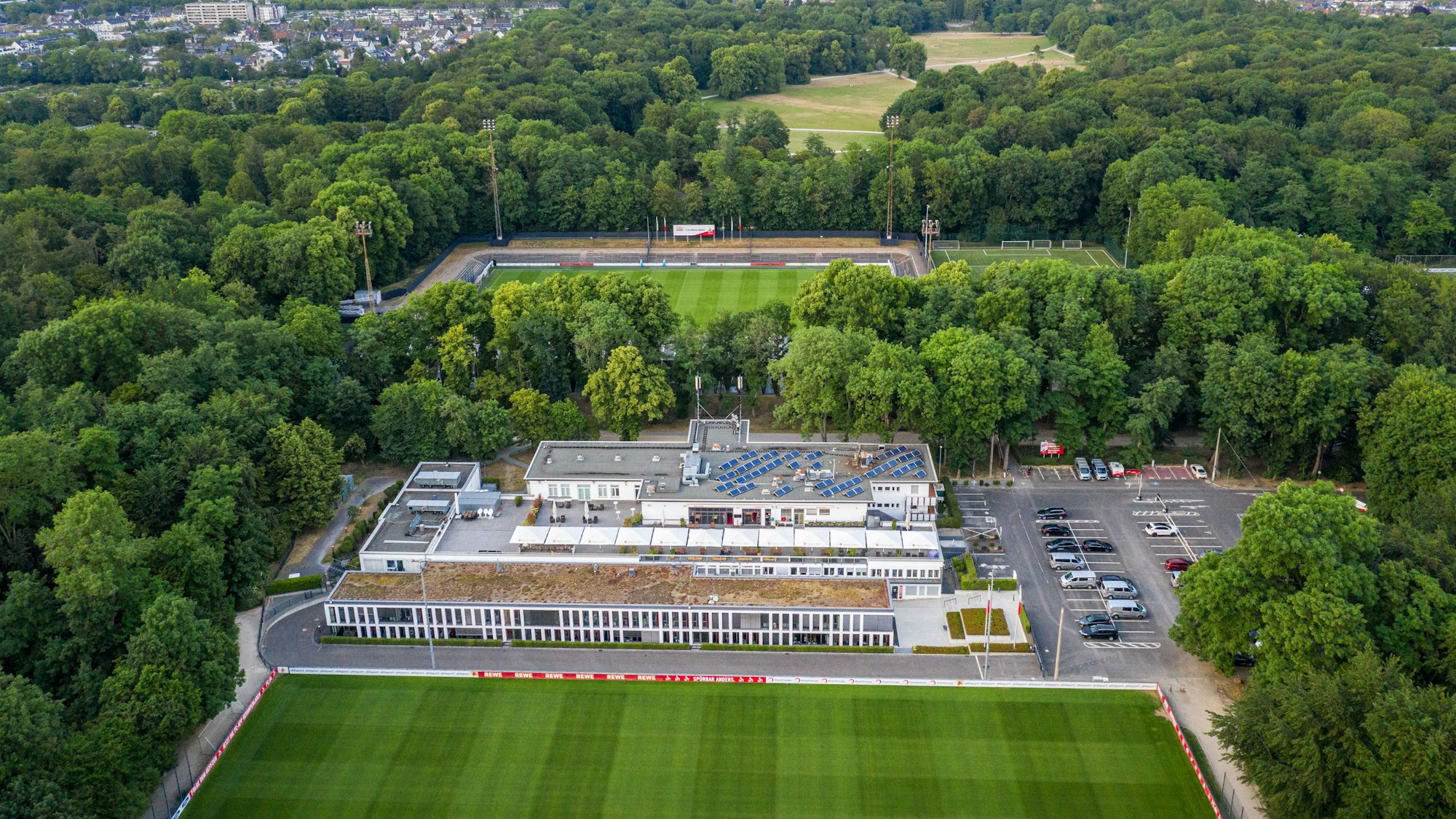 Das Bild zeigt das Geißbockheim von oben fotografiert.