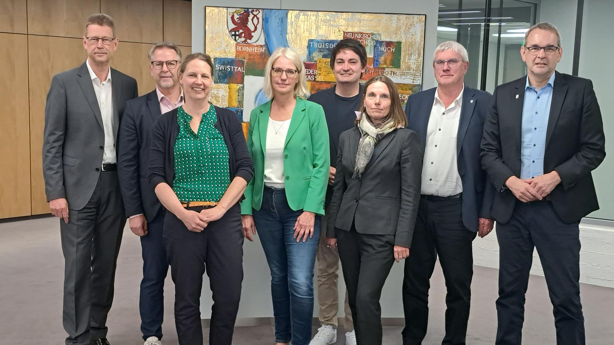 Eine Gruppe von Bürgermeisterinnen und Bürgermeistern auf einem Gruppenfoto.