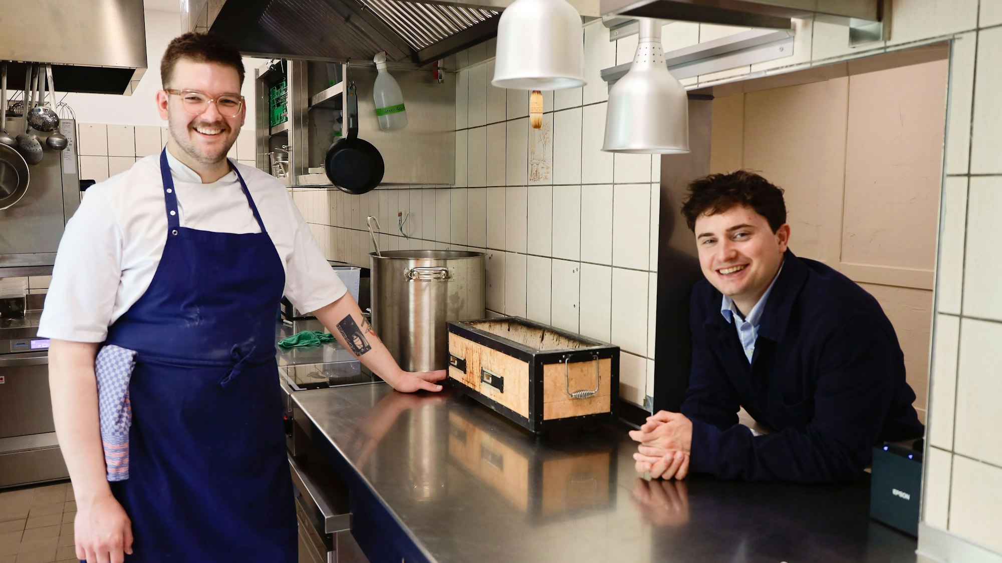 Koch Armin Hagenhenrich und Sommelier Pit Spanke in der Küche der Frohnatur Weinstube.