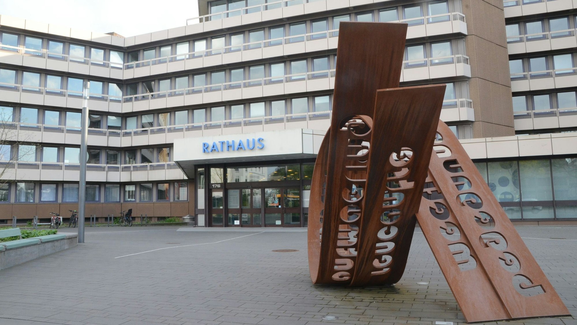 Eine Machbarkeitsstudie kommt zu dem Ergebnis, dass eine Sanierung des Troisdorfer Rathauses machbar und sinnvoll ist. "Bauen im Bestand", vorher Rückbau bis auf den Rohbau. Tragwerk ist aber in Ordnung