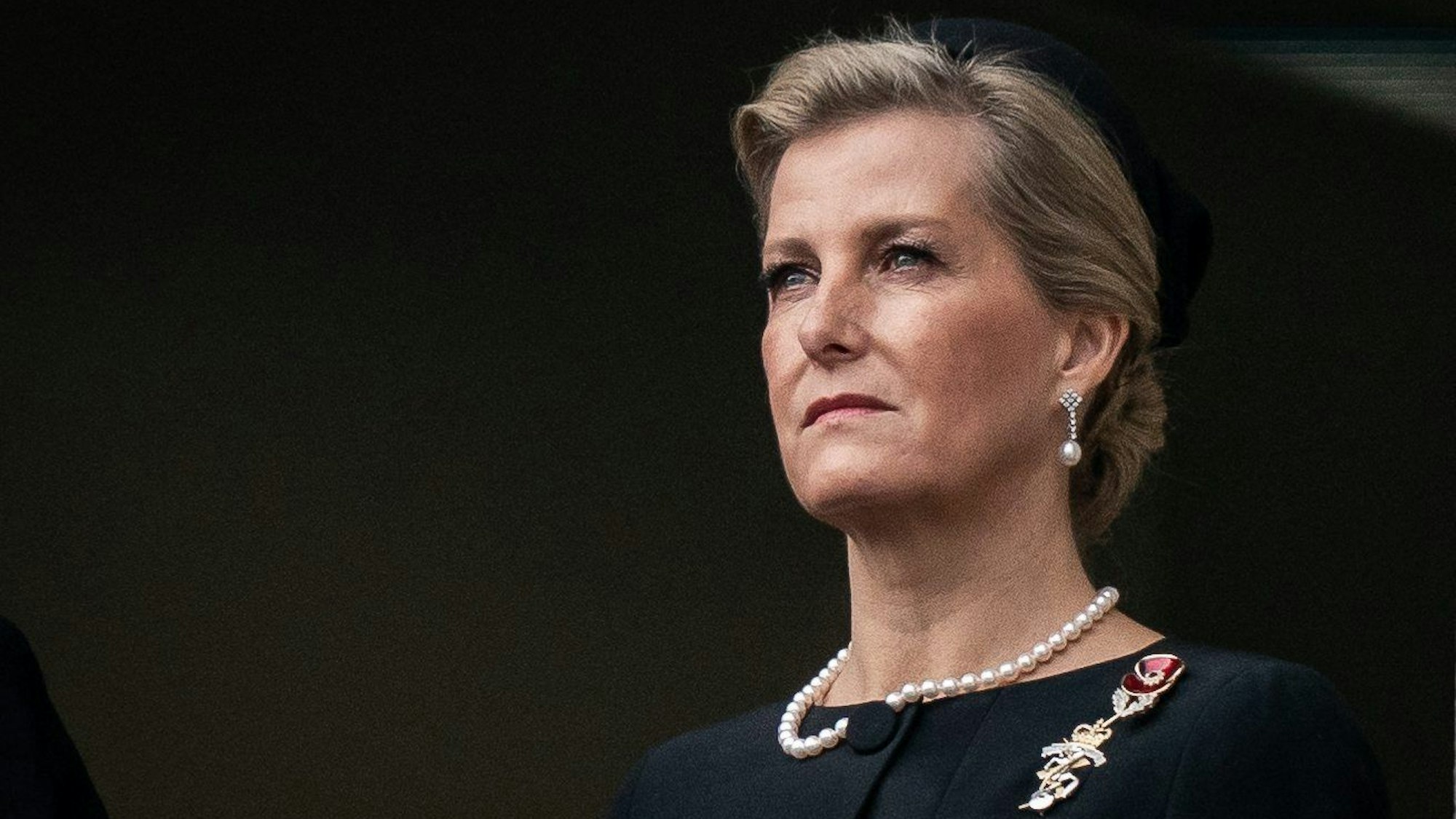 Sophie, Gräfin von Wessex, seit März 2023 Herzogin von Edinburgh, steht auf einem Balkon des Foreign, Commonwealth and Development Office (FCDO) in Whitehall, während des Gedenkgottesdienstes am Kenotaph.