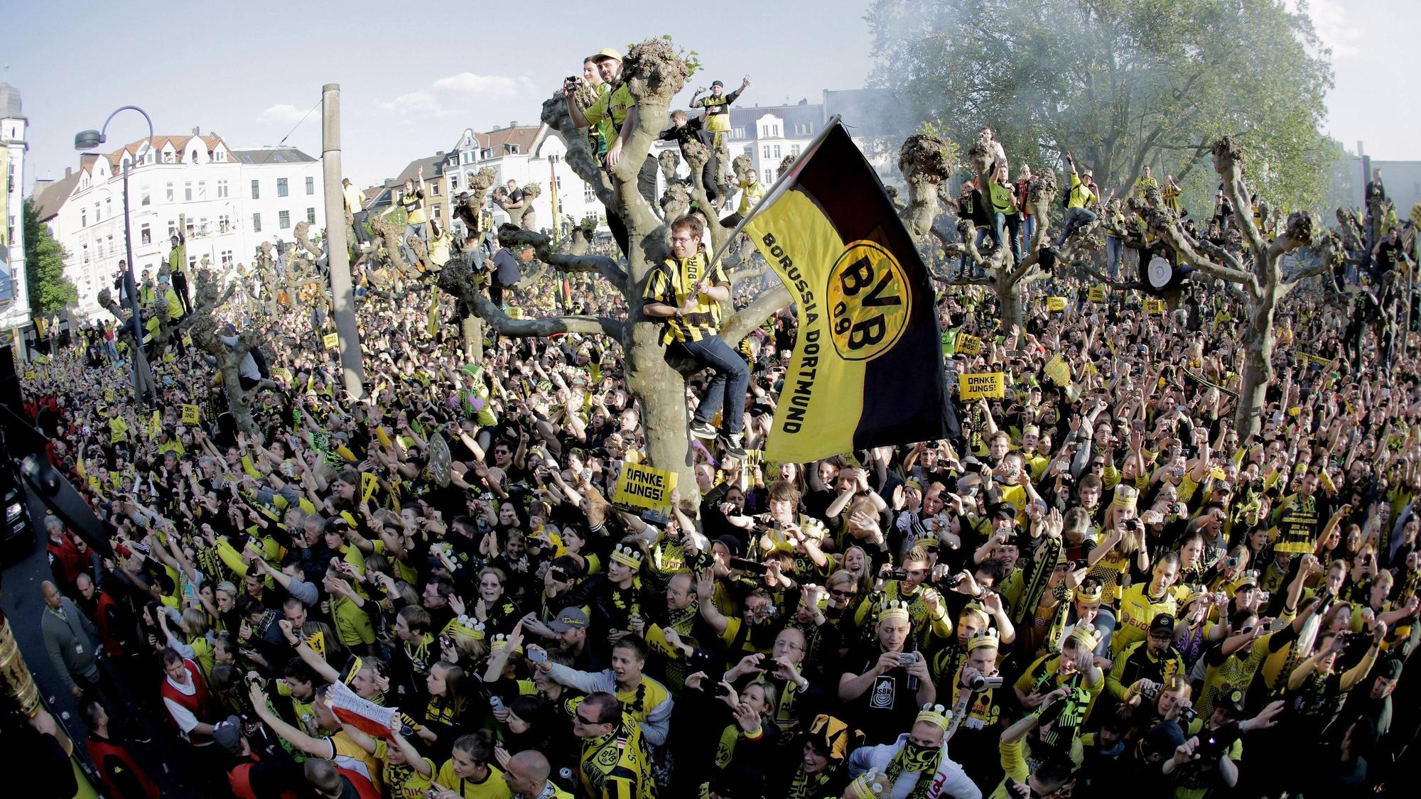 Massenhaft Fans jubeln in Dortmund nach dem Gewinn der Meistershat im Jahr 2012 (Symbolbild)