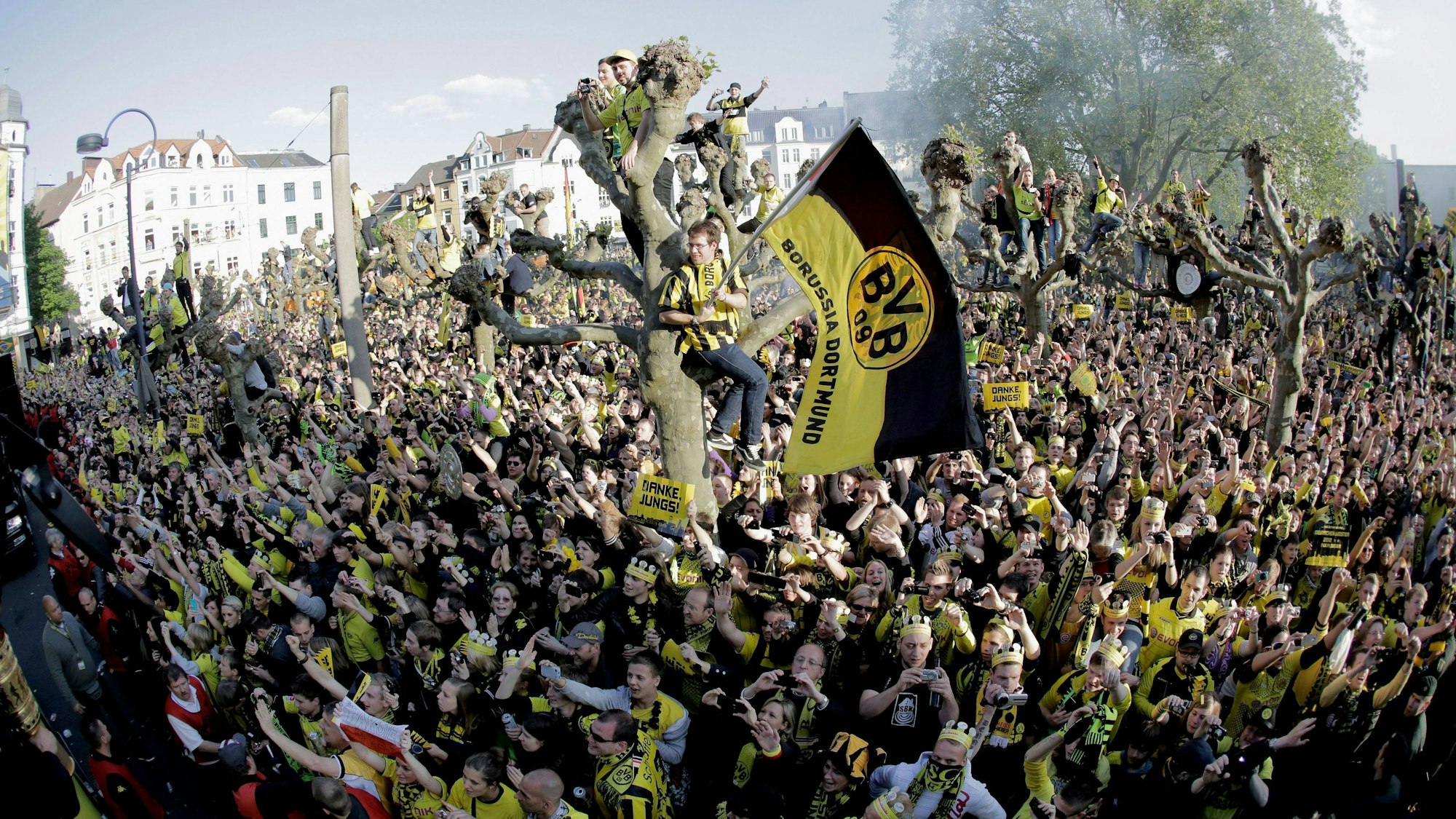 Massenhaft Fans jubeln in Dortmund nach dem Gewinn der Meistershat im Jahr 2012 (Symbolbild)