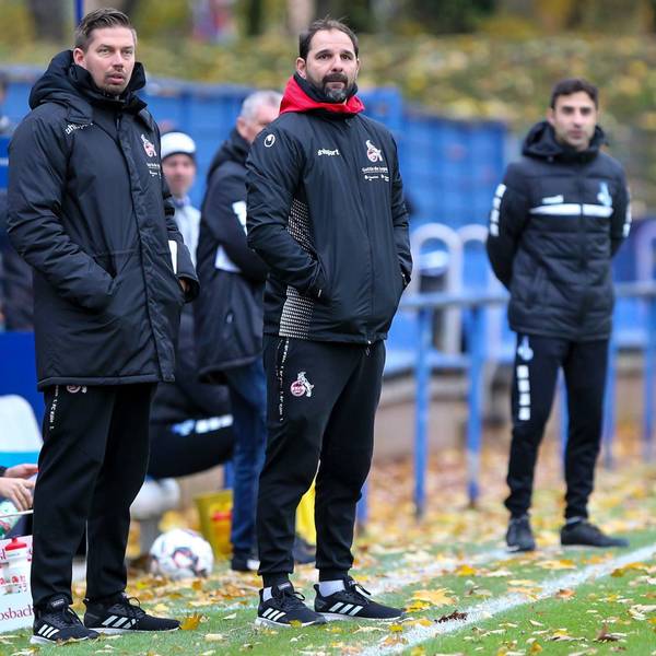 v.l. Manfred Sielaff ( Mannschaftsbetreuer 1.FC Koeln ), Jakob Strehlow ( Co-Trainer 1.FC Koeln ) und Stefan Ruthenbeck ( Trainer 1.FC Koeln ) Fussball - U19 Bundesliga West - MSV Duisburg vs. 1.FC Koeln, Duisburg , BSA Westender Strasse 36, 10.11.2018 , DFB regulations prohibit any use of photographs as image sequences and/or quasi-video Duisburg BSA Westender Strasse 36 NRW Deutschland *** v l Manfred Sielaff Team manager 1 FC Cologne Jakob Strehlow Co coach 1 FC Cologne and Stefan Ruthenbeck coach 1 FC Cologne Football U19 Bundesliga West MSV Duisburg vs 1 FC Cologne Duisburg BSA Westender Strasse 36 10 11 2018 DFB regulations prohibit any use of photographs as image sequences and or quasi video Duisburg BSA Westender Strasse 36 NRW Germany