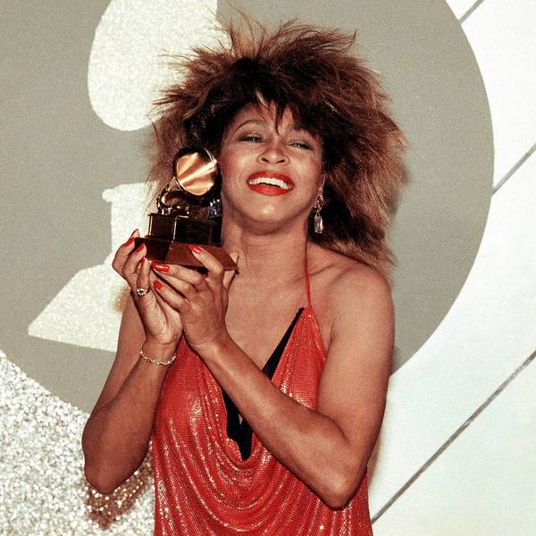 Tina Turner hält im Februar 1985 einen Grammy Award nach oben.