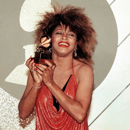 Tina Turner hält im Februar 1985 einen Grammy Award nach oben.