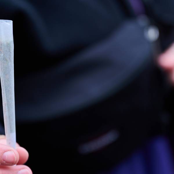 Eine Cannabis-Konsumentin zeigt ihren fertig gedrehten Joint, während sie an einer Demonstration zur Cannabislegalisierung teilnimmt. Am 06.05.2023 finden bundesweite Demonstrationen des Deutschen Hanfverbands zur Cannabislegalisierung statt.