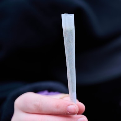 Eine Cannabis-Konsumentin zeigt ihren fertig gedrehten Joint, während sie an einer Demonstration zur Cannabislegalisierung teilnimmt. Am 06.05.2023 finden bundesweite Demonstrationen des Deutschen Hanfverbands zur Cannabislegalisierung statt.