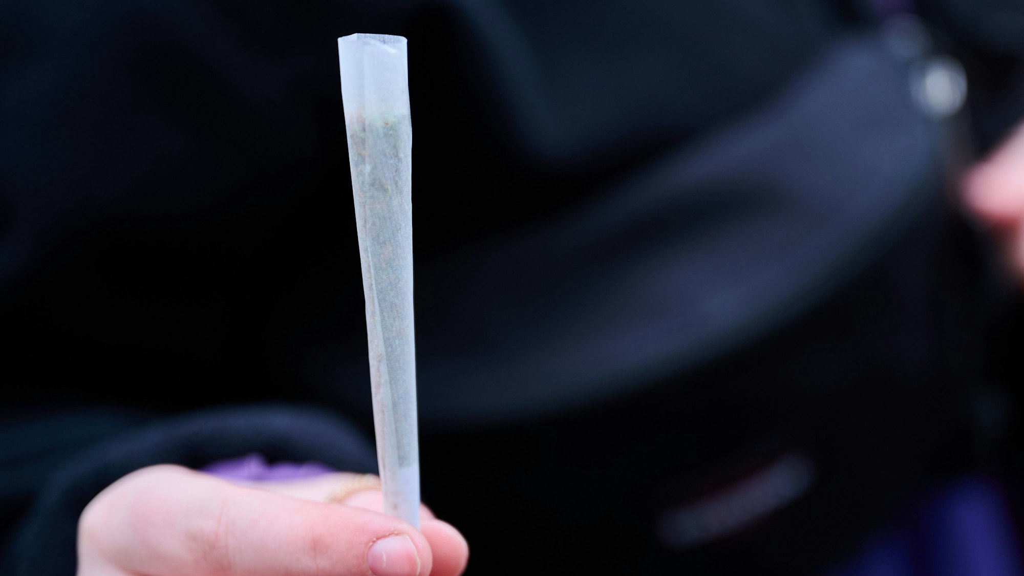 Eine Cannabis-Konsumentin zeigt ihren fertig gedrehten Joint, während sie an einer Demonstration zur Cannabislegalisierung teilnimmt. Am 06.05.2023 finden bundesweite Demonstrationen des Deutschen Hanfverbands zur Cannabislegalisierung statt.