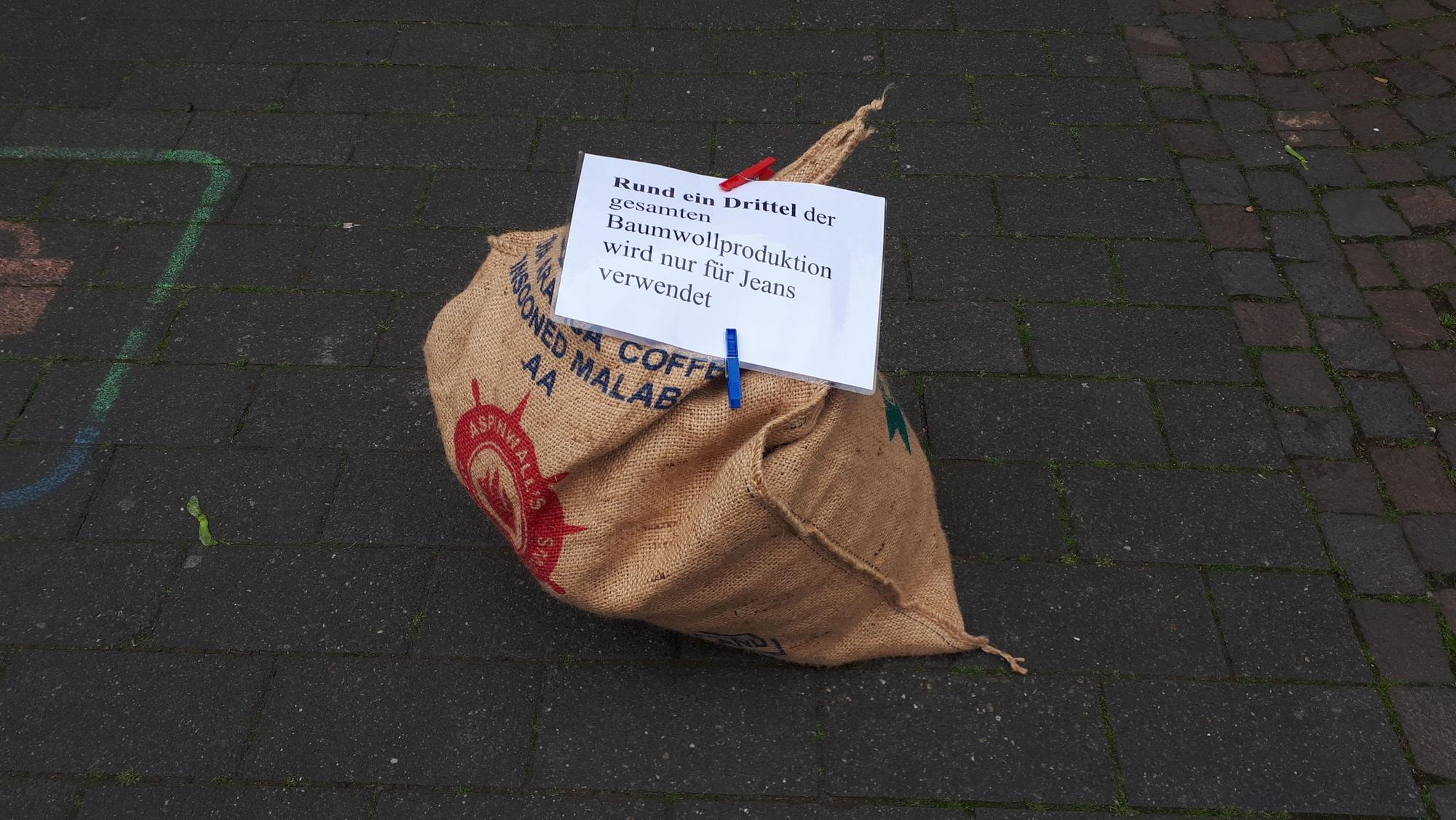 Ein Jutebeutel mit Infos zur Jeansproduktion.