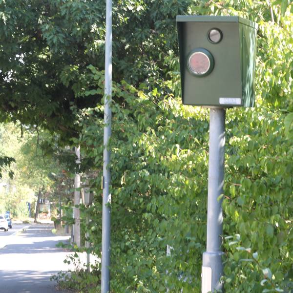 Ein Blitzer, im Hintergrund Verkehr.