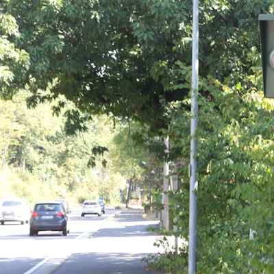 Ein Blitzer, im Hintergrund Verkehr.