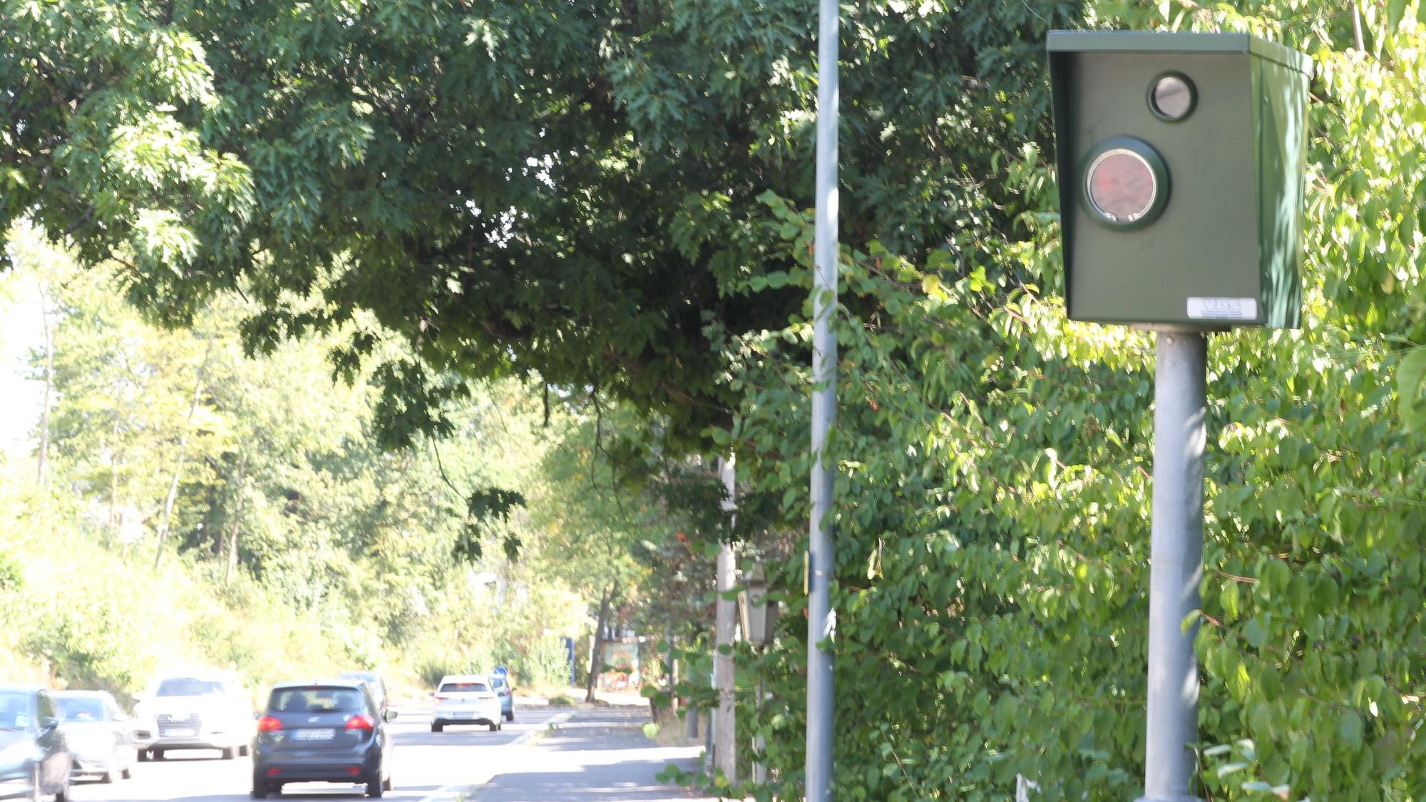 Ein Blitzer, im Hintergrund Verkehr.