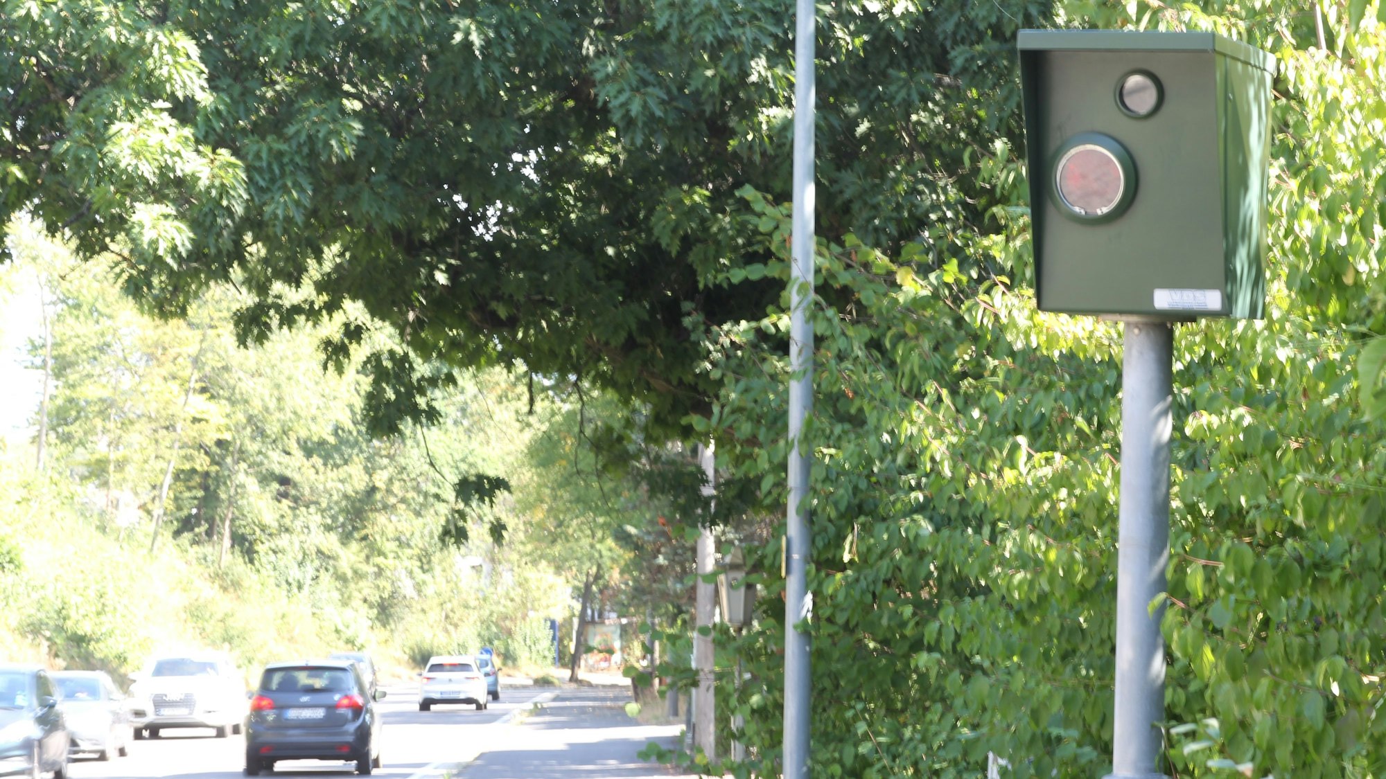 Ein Blitzer, im Hintergrund Verkehr.