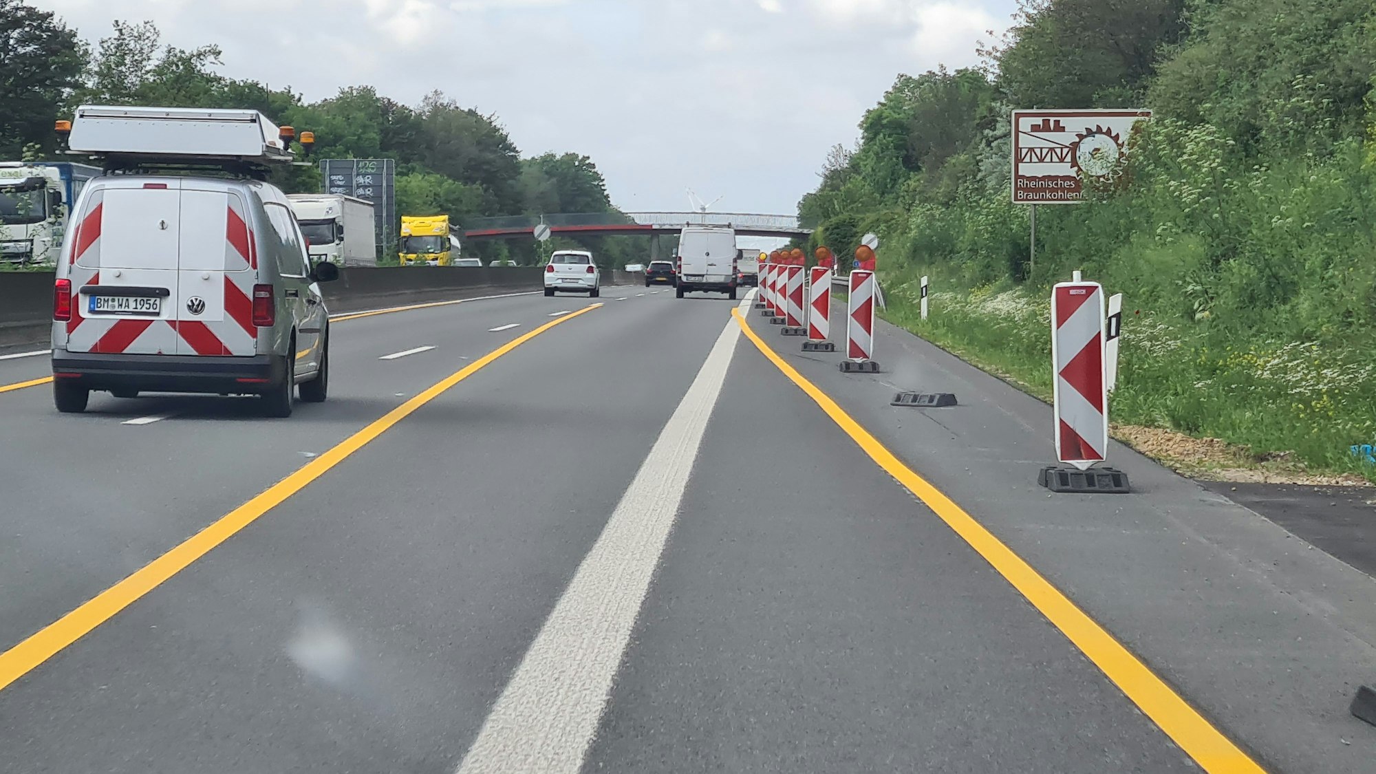 Das Foto zeigt verschwenkte Fahrspuren und Warnbaken auf der A61 zwischen Bergheim und Kerpen.